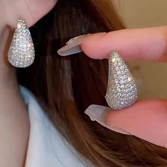 Jewelry - Elegant Silver Teardrop Earrings